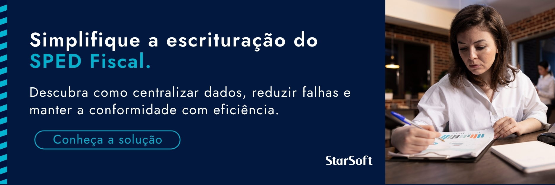 Mulher revisando documentos pensando na escrituração do SPED Fiscal